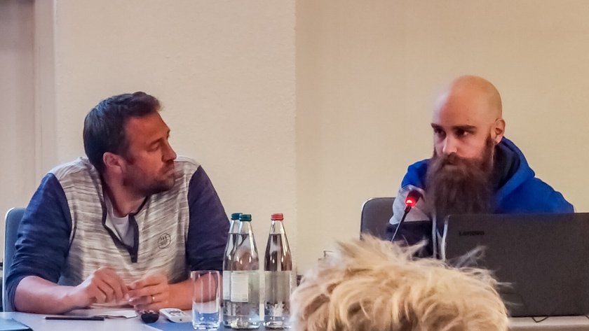 The topic of geothermal energy in the Illertiss City Council: Climate Protection Manager Simon Ziegler (left) and Robin Renoth, research assistant at the DigiHealth Institute at HNU (opens enlarged image)