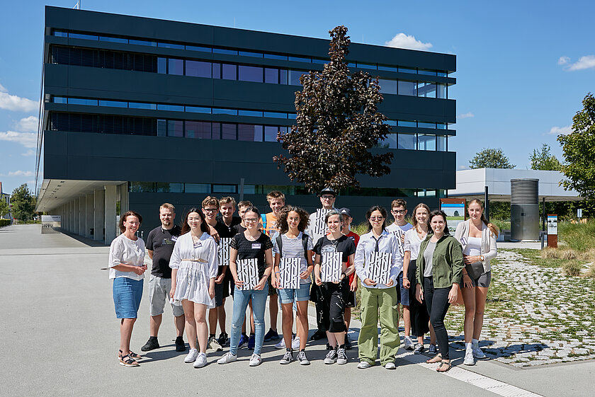 The participants and the Summer School team with Professor Dr. Dany Meyer (left). (opens enlarged image)