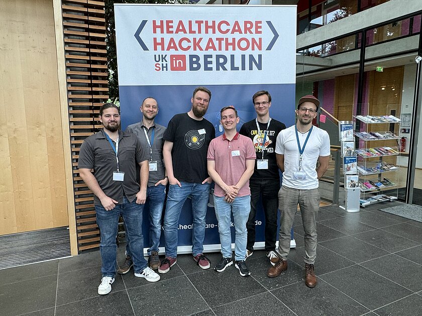 Das Hackathon-Team; v.l.n.r.: Carsten Vogel, Dr. Dominik Müller, Prof. Dr. Johannes Schobel, Moritz Dinser, Daniel Hieber, Dr. Johannes Allgaier.  (öffnet Vergrößerung des Bildes)