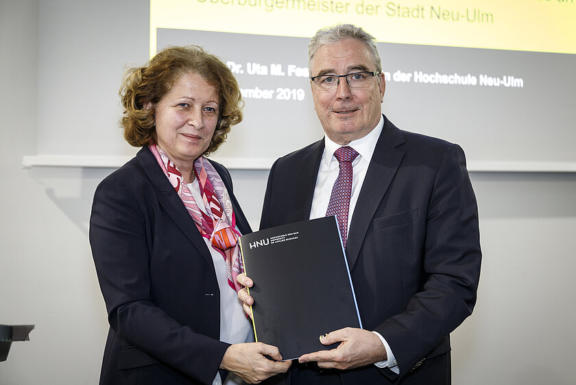 Präsidentin Feser, links im Bild, übergibt an Neu-Ulms Oberbürgermeister Noerenberg die Ehrensenatorauszeichnung (öffnet Vergrößerung des Bildes)