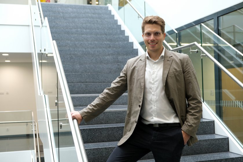 Portrait of Prof. Dr. Marten Risius in the B-building of the HNU (opens enlarged image)