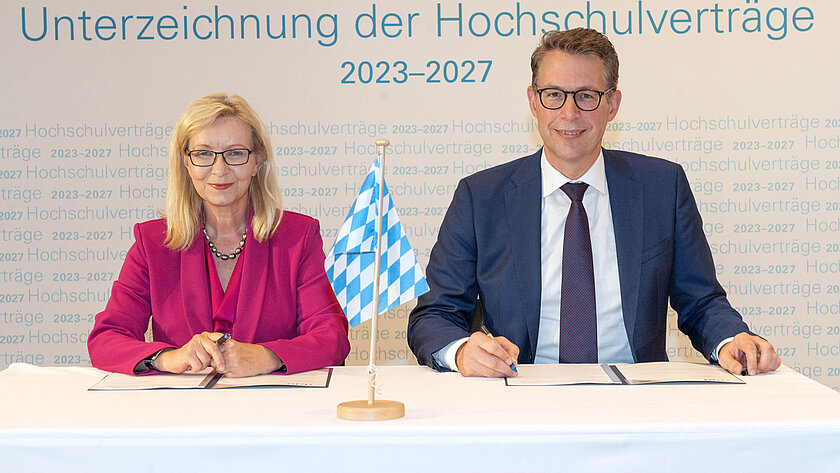 Prof. Dr. Julia Kormann unterzeichnete den Hochschulvertrag am 21. September in München. (öffnet Vergrößerung des Bildes)