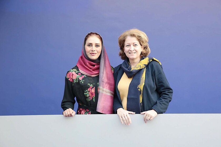 Zahra Meidani next to HNU president Prof. Dr. Uta M. Feser