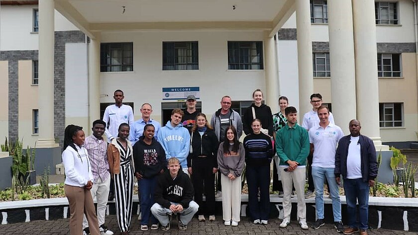 Gruppenfoto vor der Uni (öffnet Vergrößerung des Bildes)