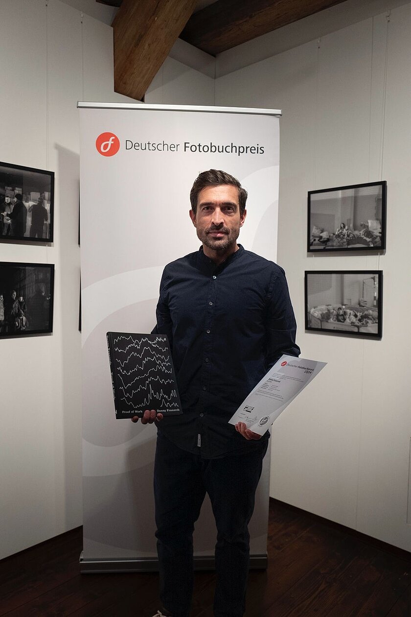 Prof. Danny Franzreb receives the silver medal of the German Photo Book Award  (opens enlarged image)