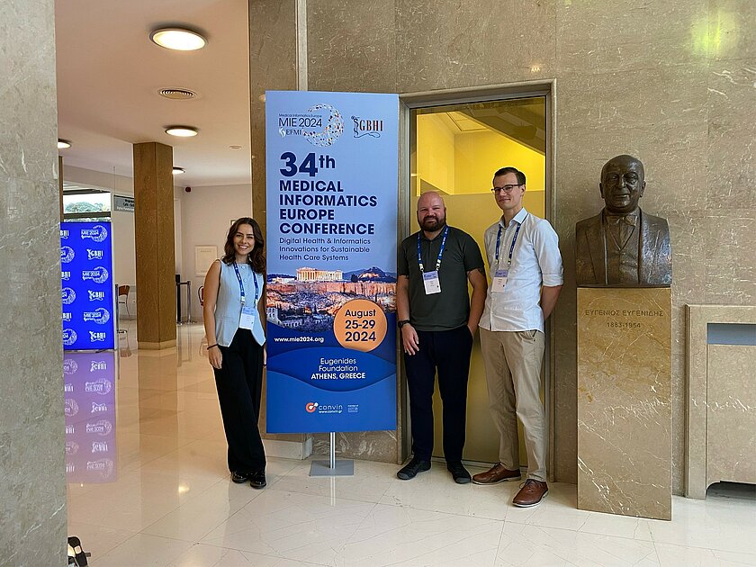 Das DigiHealth-Team in Athen, v.l.: Anna Heindl, Dr. Felix Holl und Daniel Hieber.  (öffnet Vergrößerung des Bildes)