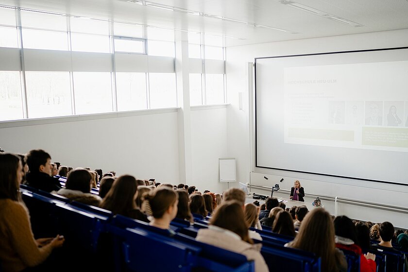 Prof. Dr. Julia Kormann welcomes the new students in the large lecture hall at Neu-Ulm University of Applied Sciences Source: Tami Tabery (opens enlarged image)