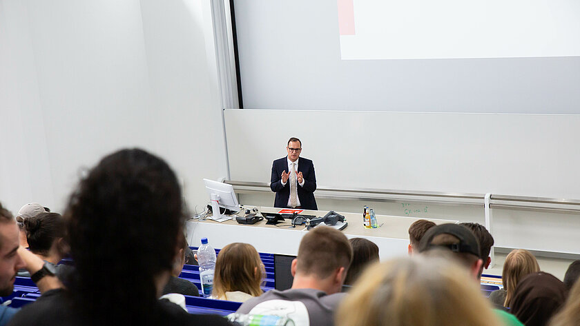 Interessierte Studierende und weitere Gäste verfolgten Daniel Gastls Vortrag über eine erfolgreiche Bankenfusion  (öffnet Vergrößerung des Bildes)