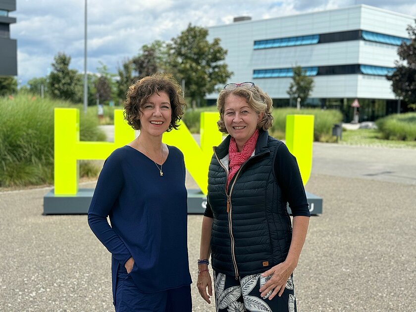 Prof. Dr. Claudia Kocian-Dirr, Commissioner for Gender Equality in Science and Art at HNU, and HNU President Prof. Dr. Uta M. Feser. Arts at the HNU, and HNU President Prof. Dr. Uta M. Feser (opens enlarged image)