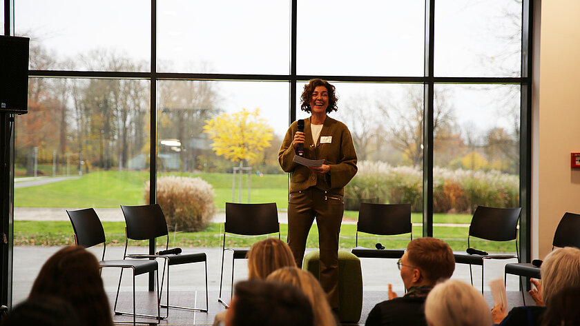 Prof. Dr. Claudia Kocian-Dirr, HNU-Beauftragte für die Gleichstellung von Frauen in Wissenschaft und Kunst, eröffnete die Veranstaltung.  (öffnet Vergrößerung des Bildes)