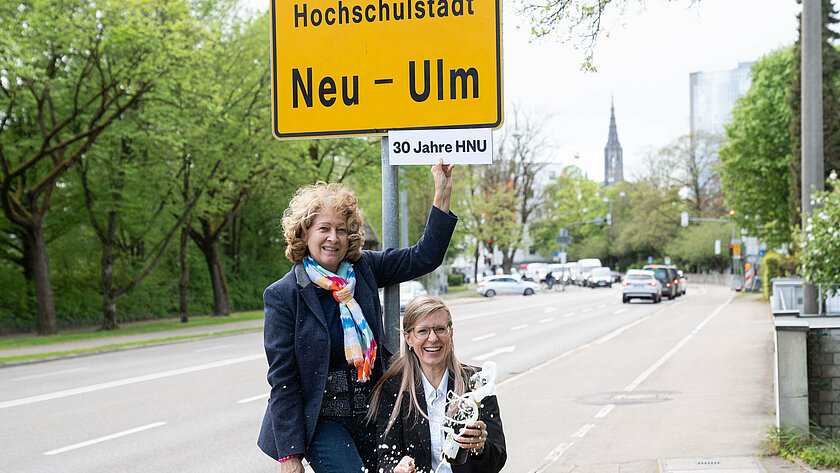 Präsidentin Feser und Oberbürgermeisterin Albsteiger vor dem Stadtschild. (öffnet Vergrößerung des Bildes)