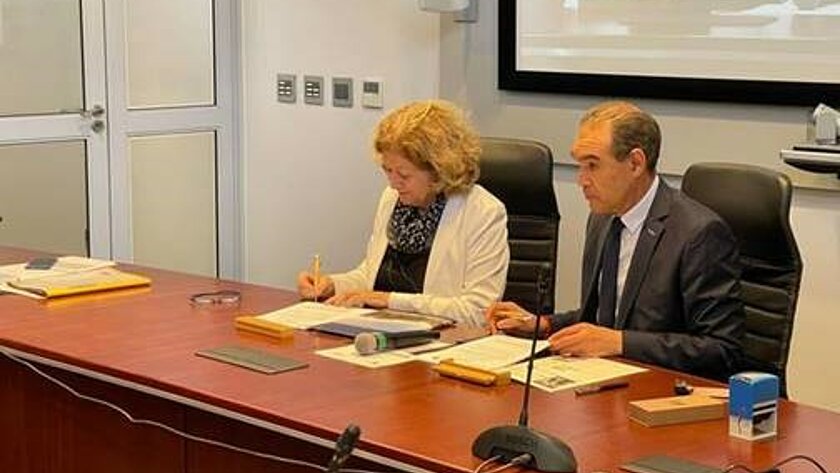 Prof. Feser unterzeichnet Kooperationsvereinbarung an der UWC Kapstadt. (öffnet Vergrößerung des Bildes)