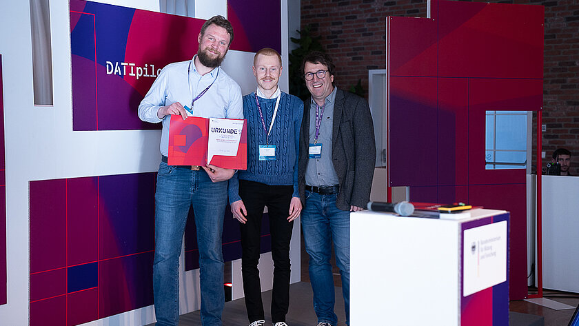 From left to right: Prof. Dr Johannes Schobel, Alexander Eble and Claus Allgaier at the presentation of the certificate (Copyright: Federal Ministry of Education and Research (BMBF)) (opens enlarged image)