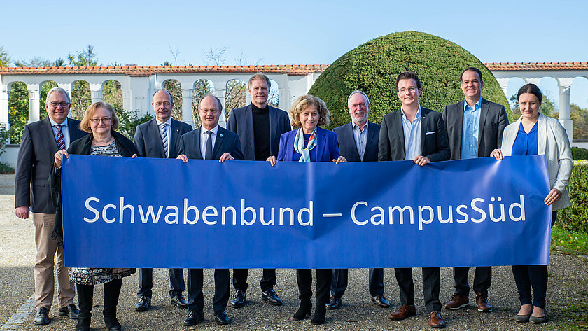 Group photo of the Schwabenbund-CampusSüd in front of the Vöhlin Castle (opens enlarged image)